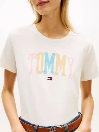 Wielobarwna koszulka z logo Tommy w stylu varsity