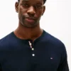 Zamszowa koszulka nocna z dekoltem Henley Zamszowa koszulka nocna z dekoltem Henley